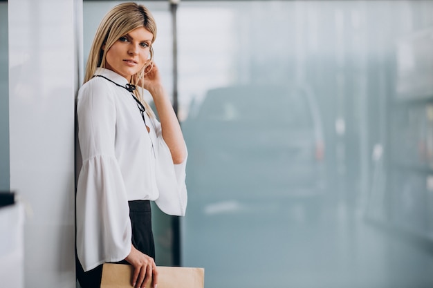 Free photo pretty business woman holding folder