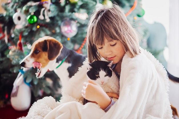 Free photo the pretty girl embarcing a cat