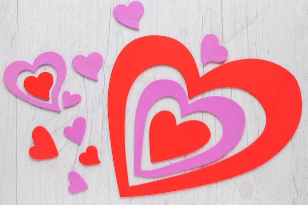 Free Photo pretty paper hearts on lumber background