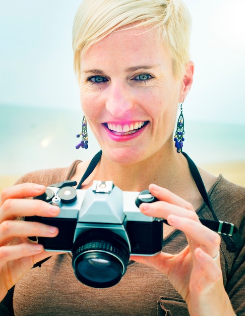 Free photo pretty photographer woman beach vacation lifestyle concept