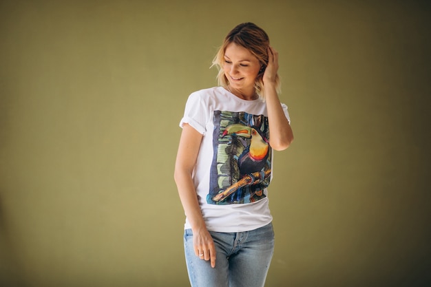 Free photo pretty woman wearing tshirt