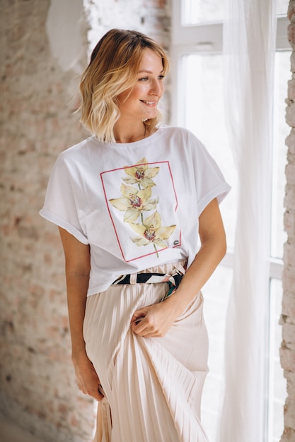 Free photo pretty woman wearing tshirt