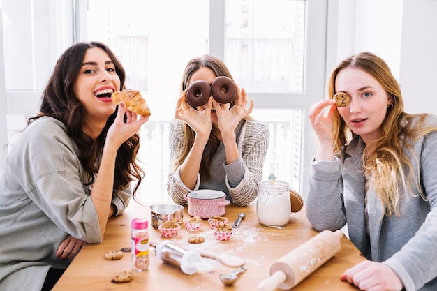 Free photo pretty women posing with pastry