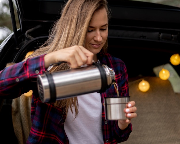 Free photo pretty young woman pouring coffee