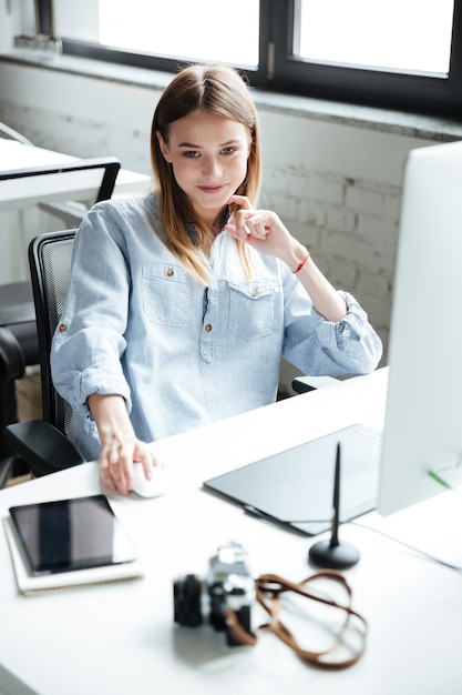 Free Photo pretty young woman work in office using computer