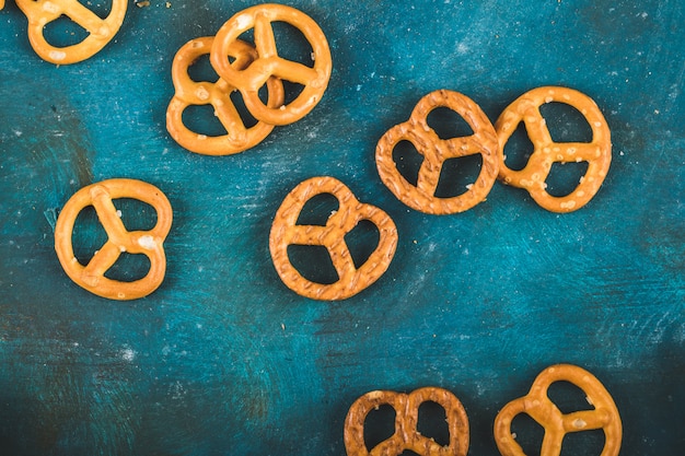 Free photo pretzel crackers on a wooden blue background