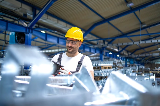 Free photo production line worker working in factory