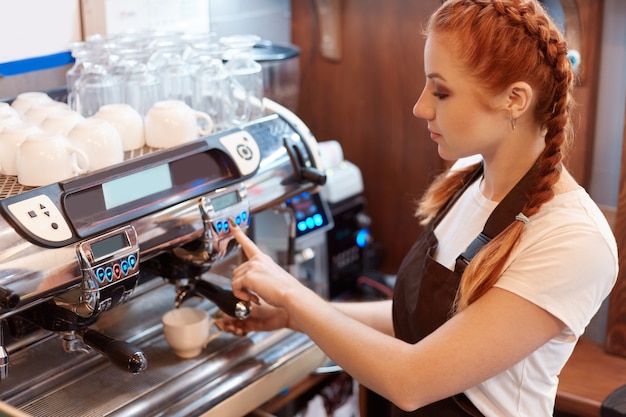 Free photo professional barista during work at cafe