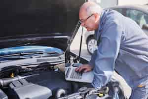 Free photo professional mechanic using contemporary technology at work