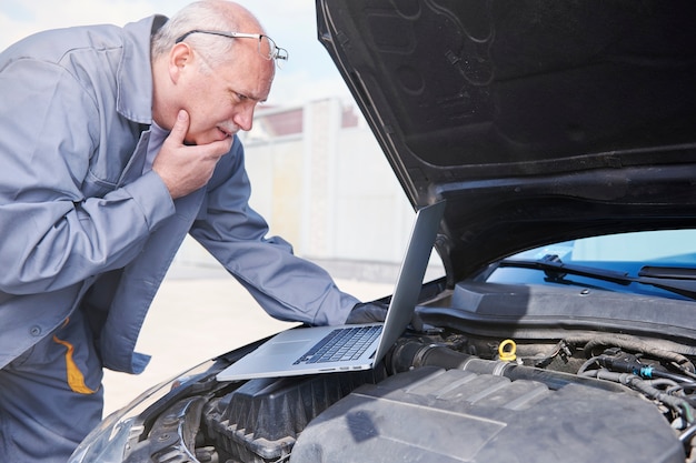 Free Photo professional mechanic using contemporary technology at work