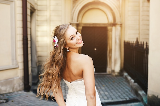 Free Photo proud bride posing