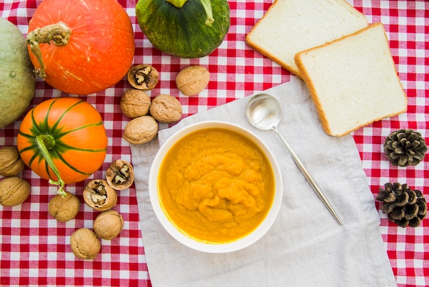 Free photo pumpkin puree in bowl on decorated table