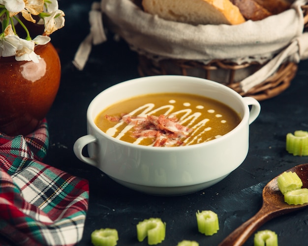 Free Photo pumpkin soup with grilled chicken pieces garnished with cellery stick slices