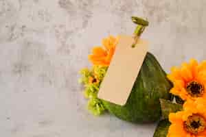 Free photo pumpkin with flowers on table