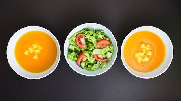 Free Photo pumpking soup and salad