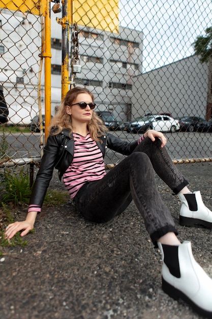 Free photo punk female with sunglasses in urban location