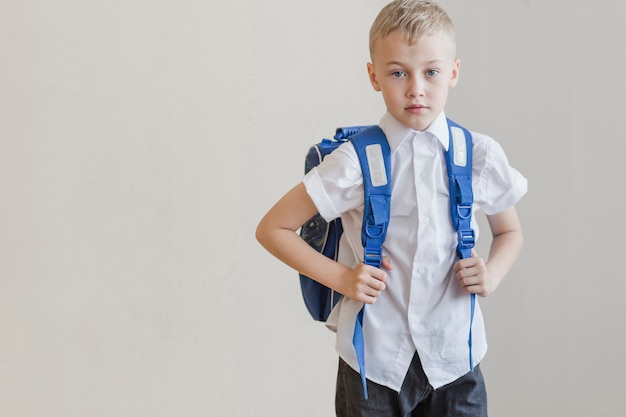 Free Photo pupil in backpack standing in studio