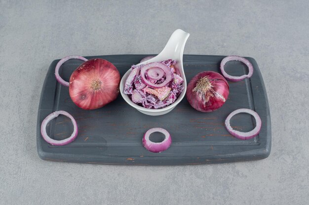 Free photo purple cabbage and onion salad in a ceramic cup.