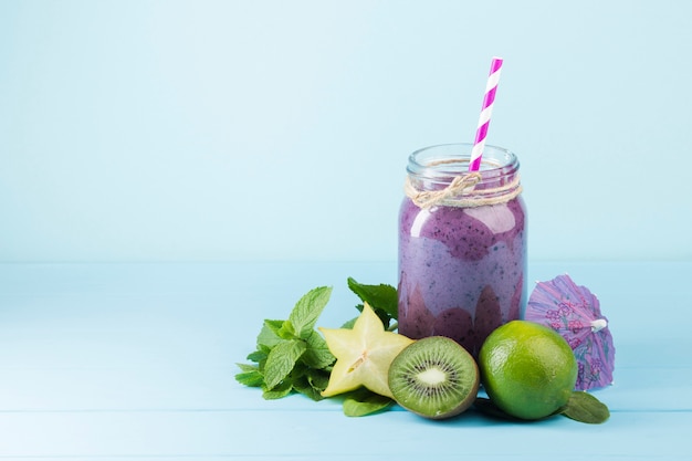 Free photo purple smoothie jar on blue background