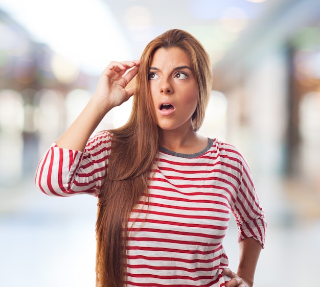 Free photo puzzled female with hand on head.