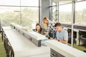 Free photo puzzled students in library