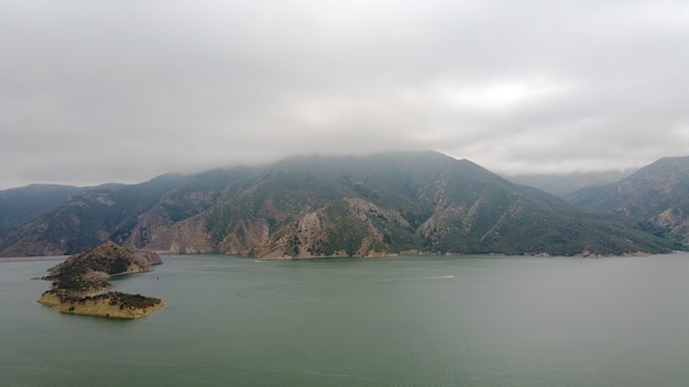 Free Photo pyramid lake in california captured on a cloudy day