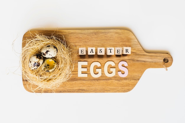 Free photo quail easter eggs on wooden board