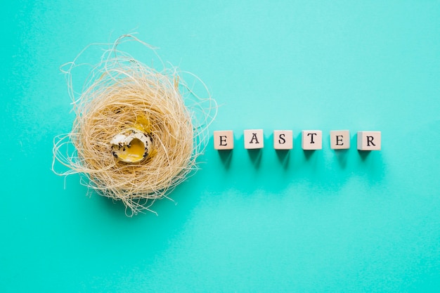 Free Photo quail egg in nest and easter word