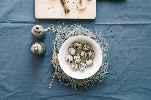 Free photo quail eggs in bowl