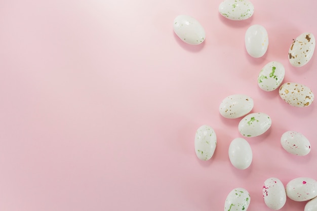 Free photo quail eggs on pink