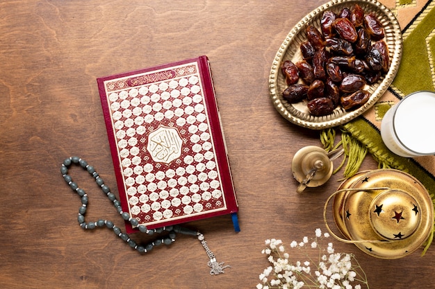 Free photo quran and prayer beads on wooden table