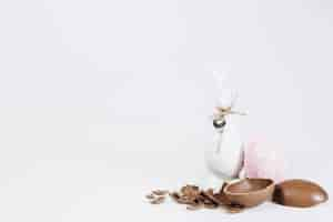 Free photo rabbit statuette and chocolate egg