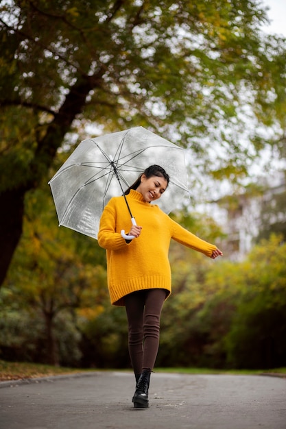 Free photo rain portrait of young and beatiful woman with umbrella