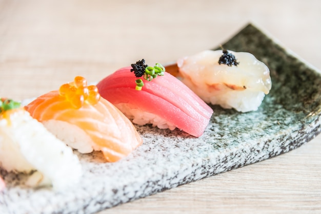 Free Photo raw asian roll sushi tuna