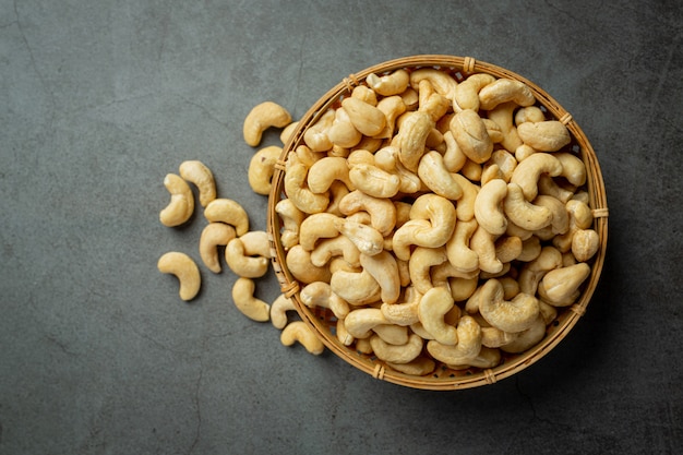 Free photo raw cashews nuts in bowl on dark background