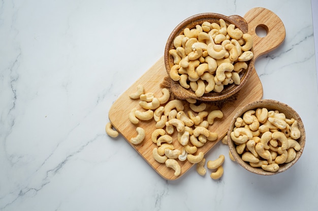 Free photo raw cashews nuts in bowl on marble background