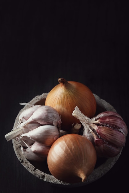 Free Photo raw and cutting onions and garlic