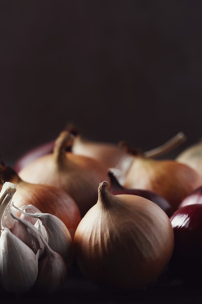 Free Photo raw and cutting onions and garlic