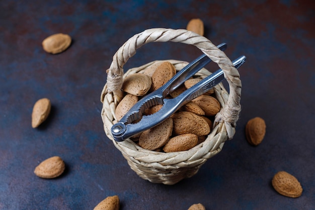 Free photo raw fresh almonds with shell.