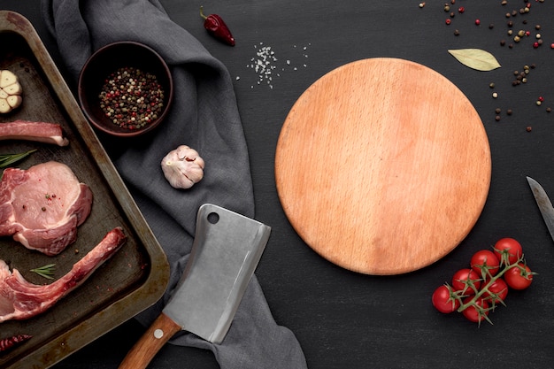 Free photo raw meat in baking pan with vegetables