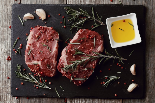 Free photo raw meat with herbs and spices