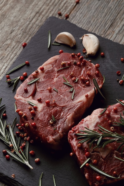 Free photo raw meat with herbs and spices