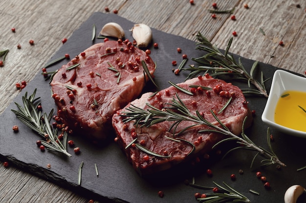 Free photo raw meat with herbs and spices