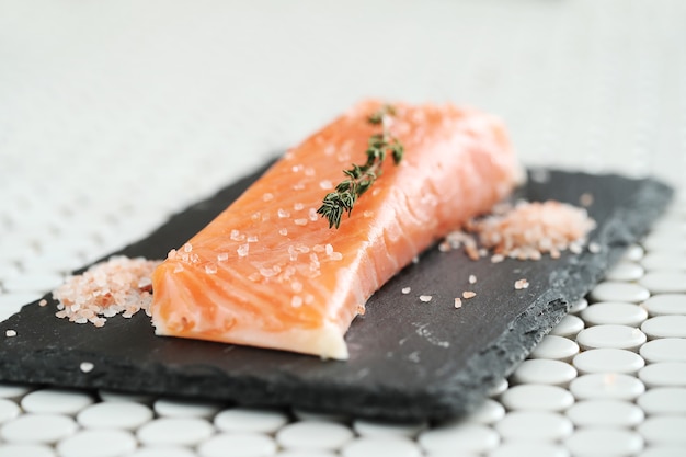 Free photo raw salmon with pink salt and rosemary