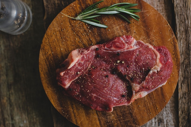 Free photo raw steak on brown paper