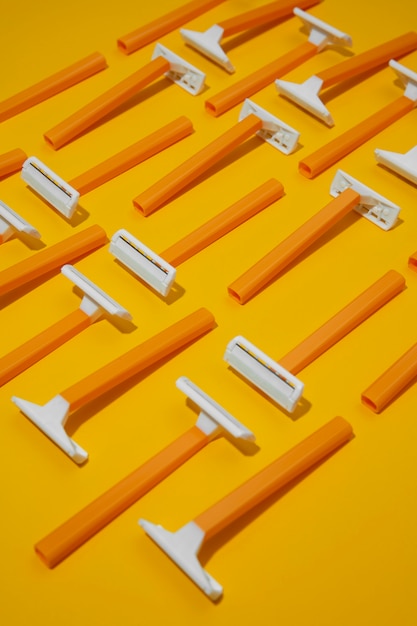 Free Photo razor blades with yellow background