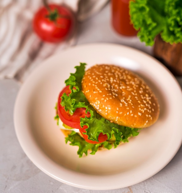 Free photo ready to be served burger on a plate