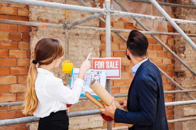 Free photo real estate agents at building site