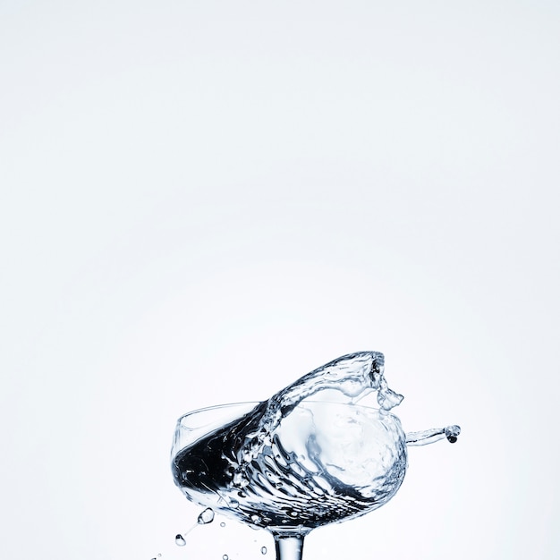 Free photo realistic water in glass with empty space