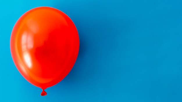 Free photo red balloon on blue background with copy space